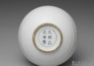 图片[3]-Gallbladder-shaped vase with fish and aquatic plants decoration in white glaze, Qing dynasty (1644-1911)-China Archive